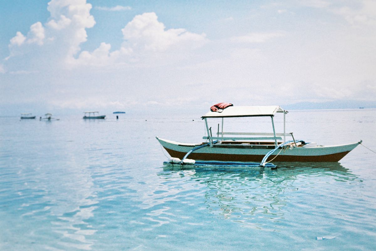 Bangka au mouillage aux Philippines, la logistique bateau pèse le plus sur le prix du bloc