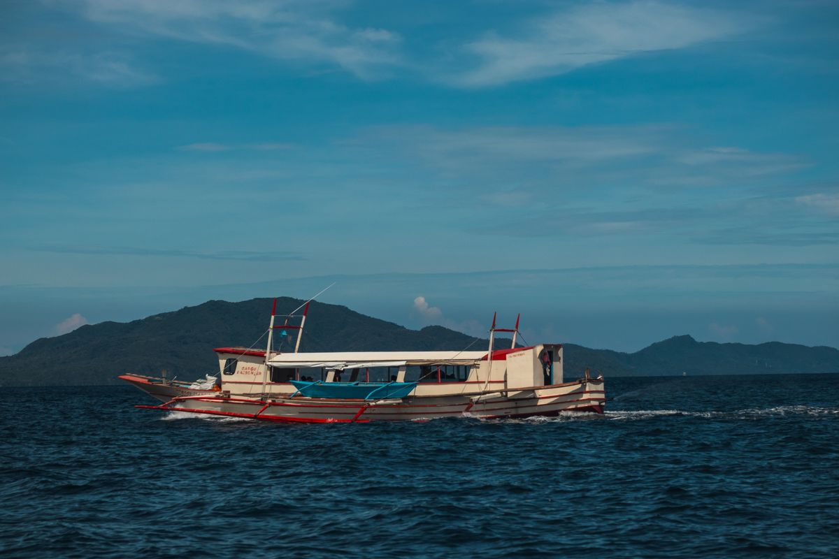 Bangka en navigation au large de Palawan. Photo : Nothing Ahead / Pexels