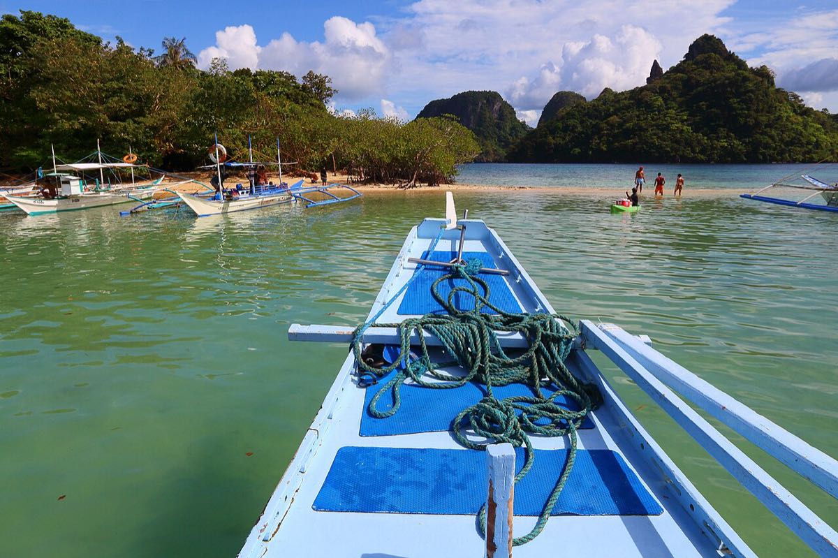 Bangka en navigation dans la baie de Bacuit, El Nido. Photo : Marek Slusarczyk (Tupungato) / CC BY 3.0 via Wikimedia Commons