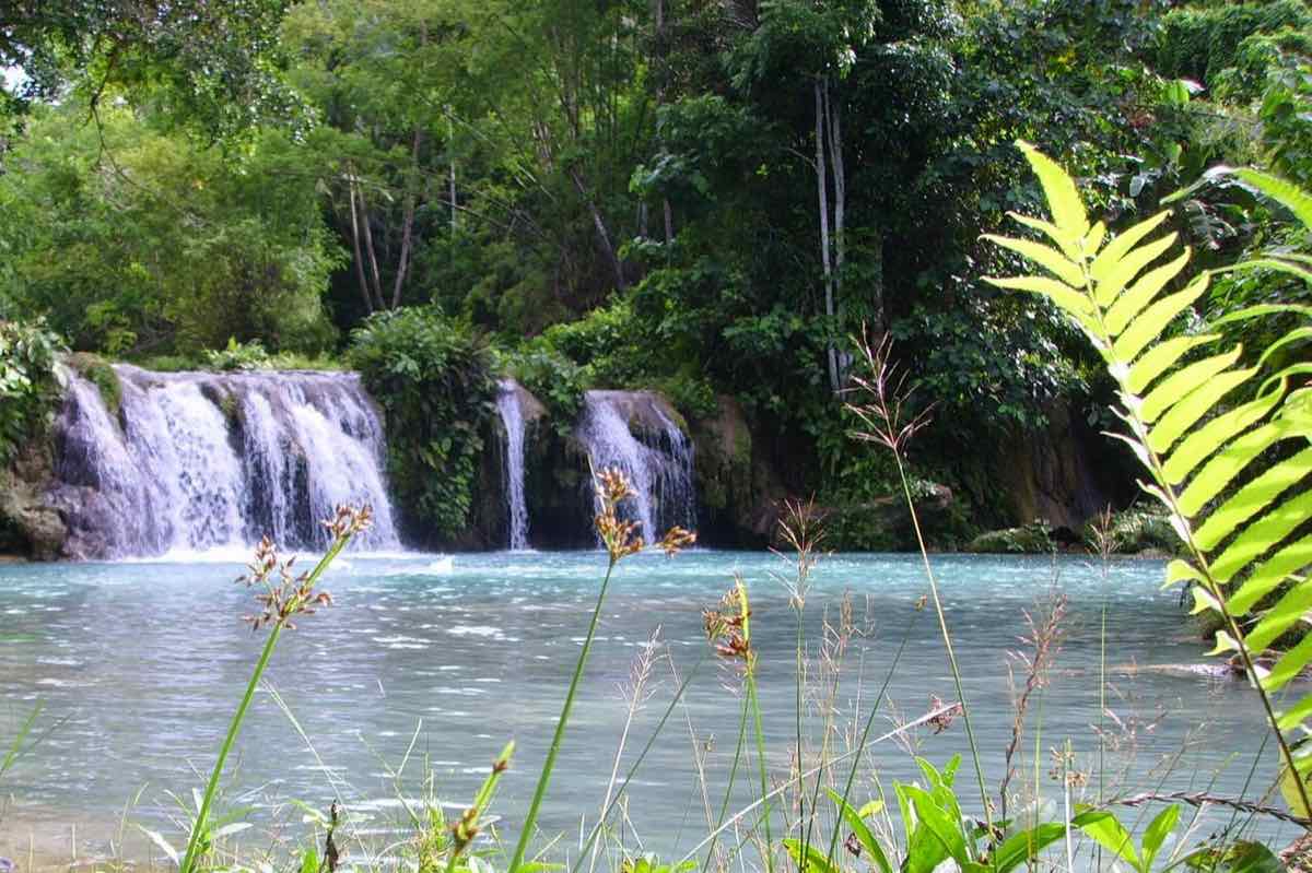 Cambugahay Falls, l'arret le plus frequente du tour de l'ile. Photo : Peter V. Sanchez / CC BY-SA 3.0 via Wikimedia Commons