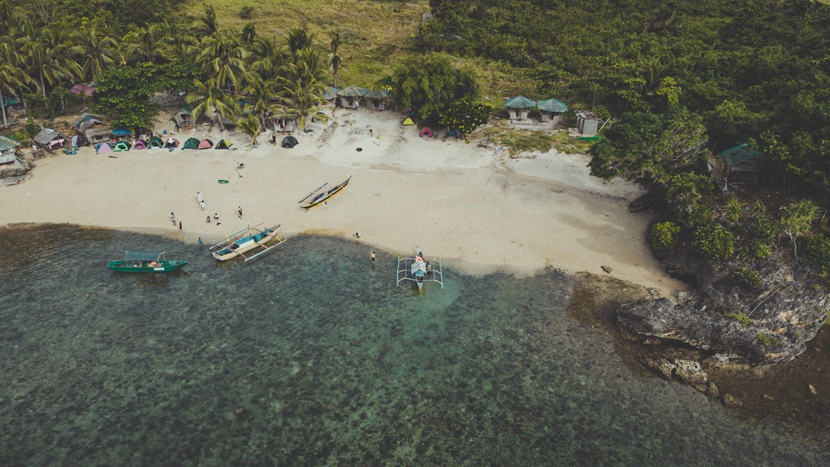 Camp de plage et bangkas échoués aux Philippines. Photo : Robert Dala / Pexels