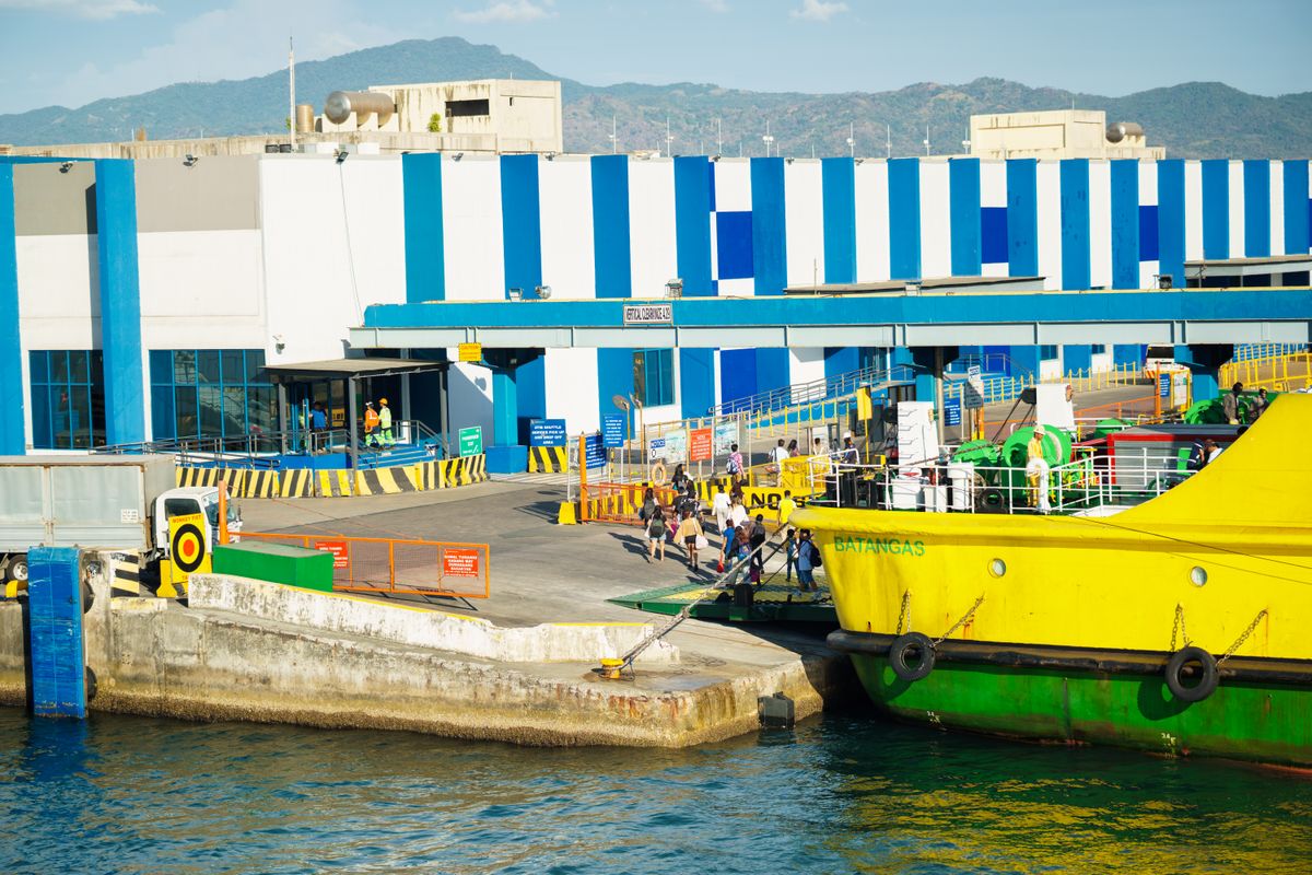 Contrôle, guichets et rampe d'embarquement dans un terminal passagers philippin (ici Batangas). Photo : Nothing Ahead / Pexels