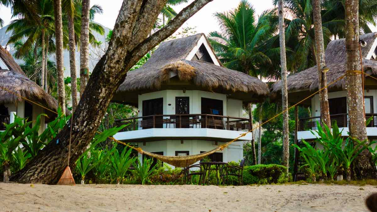 Cottages de bord de plage à Palawan : l'hébergement pèse le plus lourd dans un budget journalier. Photo : XT7 Core / Pexels