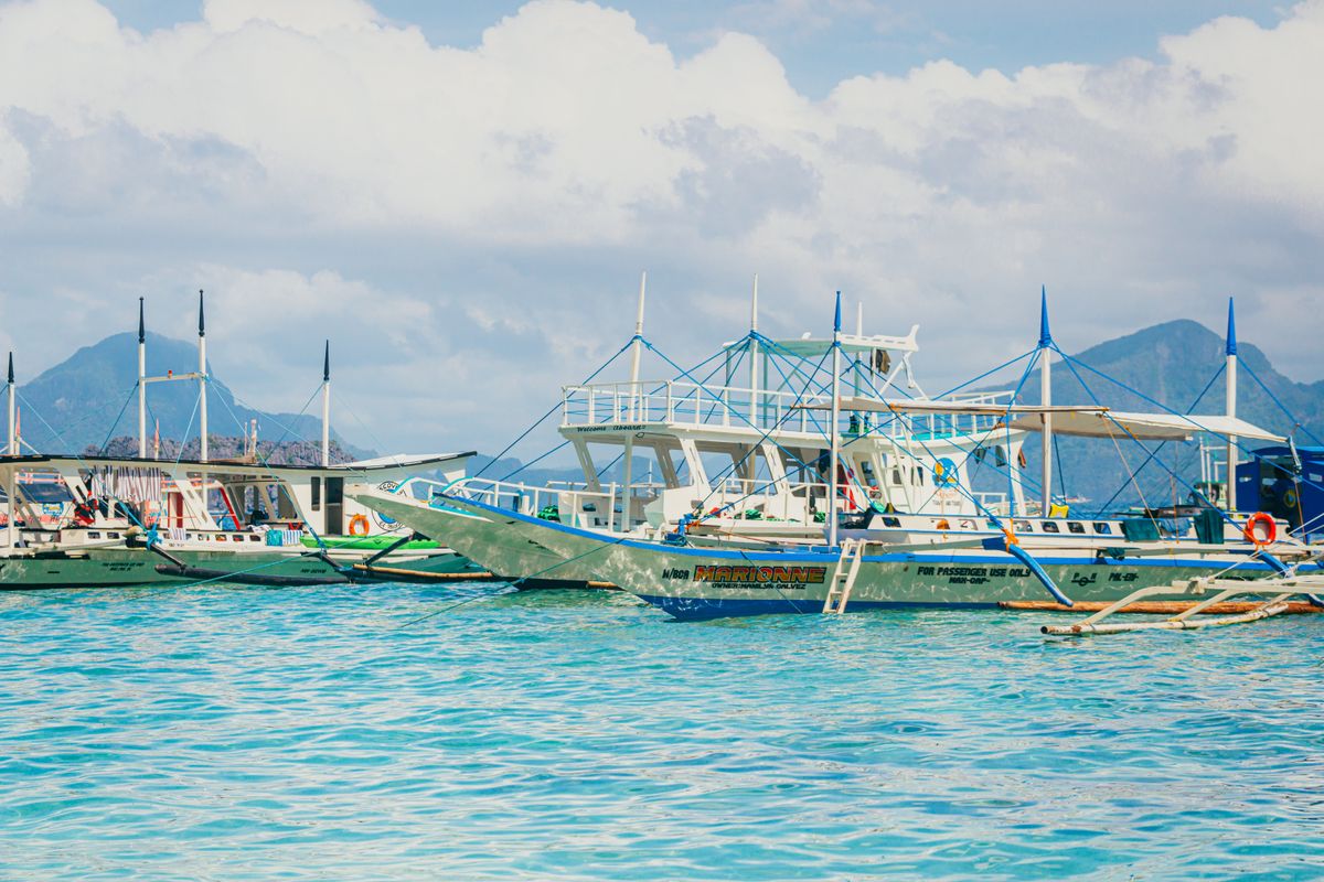Des bangkas philippines amarrées au port. Photo : Nothing Ahead / Pexels