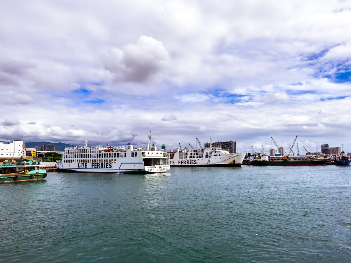 Des navires Lite Ferries à quai dans le port de Cebu. Photo : Arthur Uzoagba / Pexels