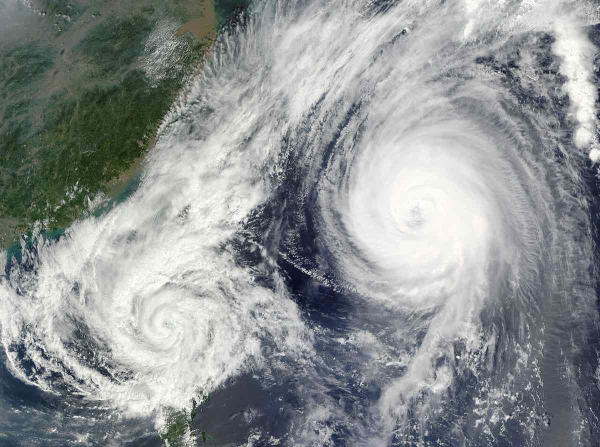 Deux typhons au large du nord de Luzon, octobre 2009. Image : NASA MODIS Rapid Response Team, domaine public via Wikimedia Commons