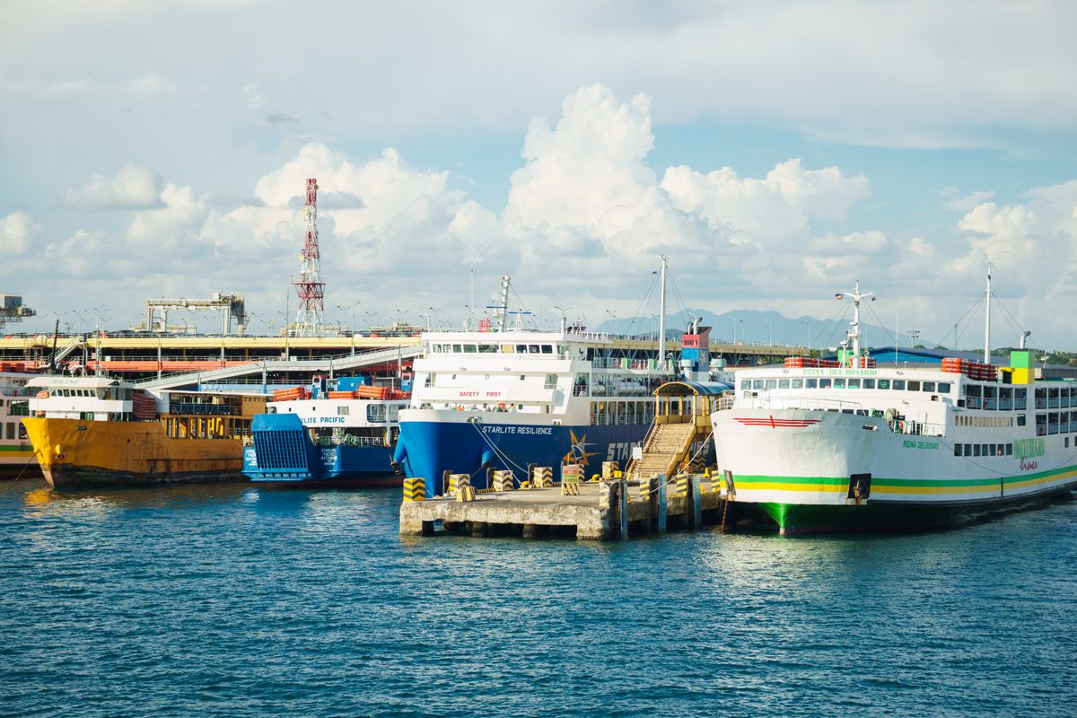 Ferries passagers amarrés à quai entre deux rotations de la journée. Photo : Nothing Ahead / Pexels