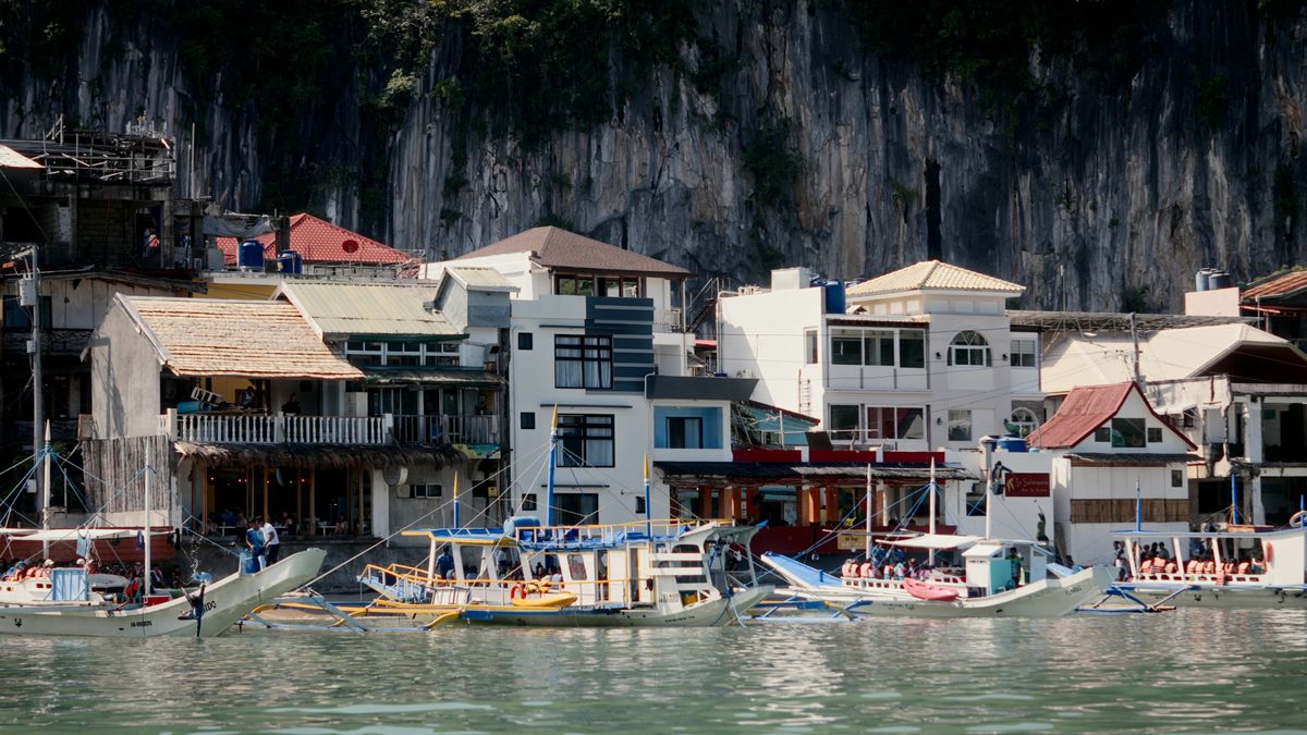 Image de couverture - Le front de mer d'El Nido, à Palawan, d'où partent les ferries vers Coron. Photo : Yogendra Singh / Pexels