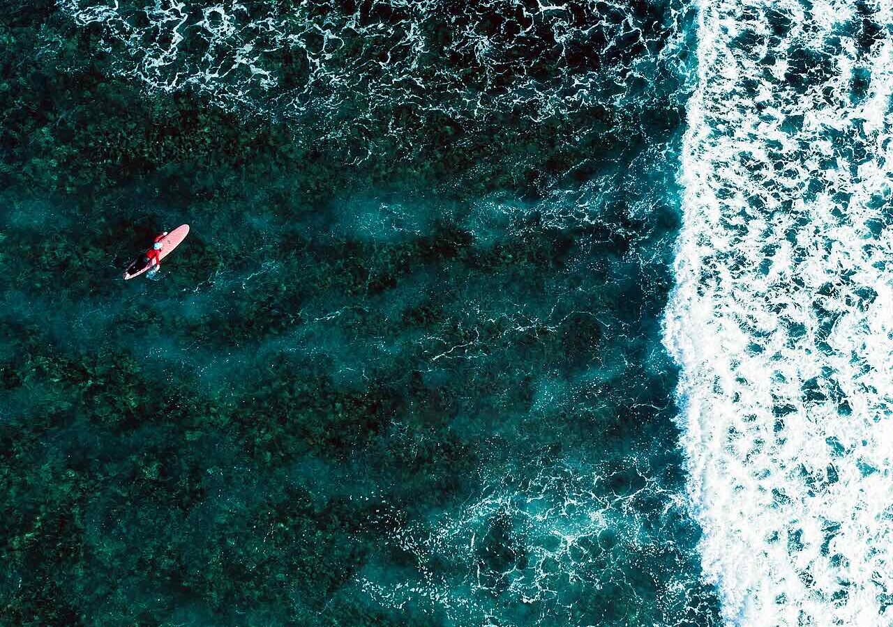 Image de couverture - Un surfeur au-dessus du récif de Siargao, vu du ciel. Photo : Michael Angelo Luna / CC BY-SA 4.0 via Wikimedia Commons