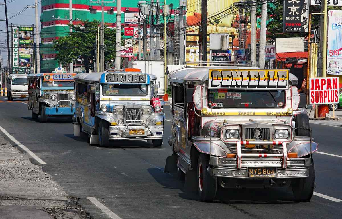 Jeepneys à Manille : destinations peintes en anglais et enseignes commerciales anglophones. Photo : gloverbh222 / Pixabay