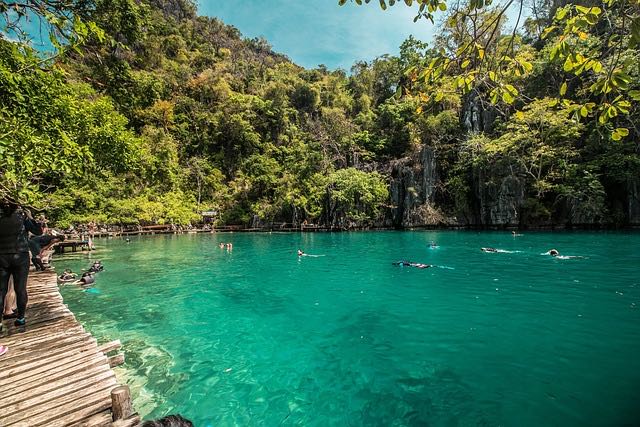 Kayangan Lake et son ponton en bois. Photo : jahcordova / Pixabay