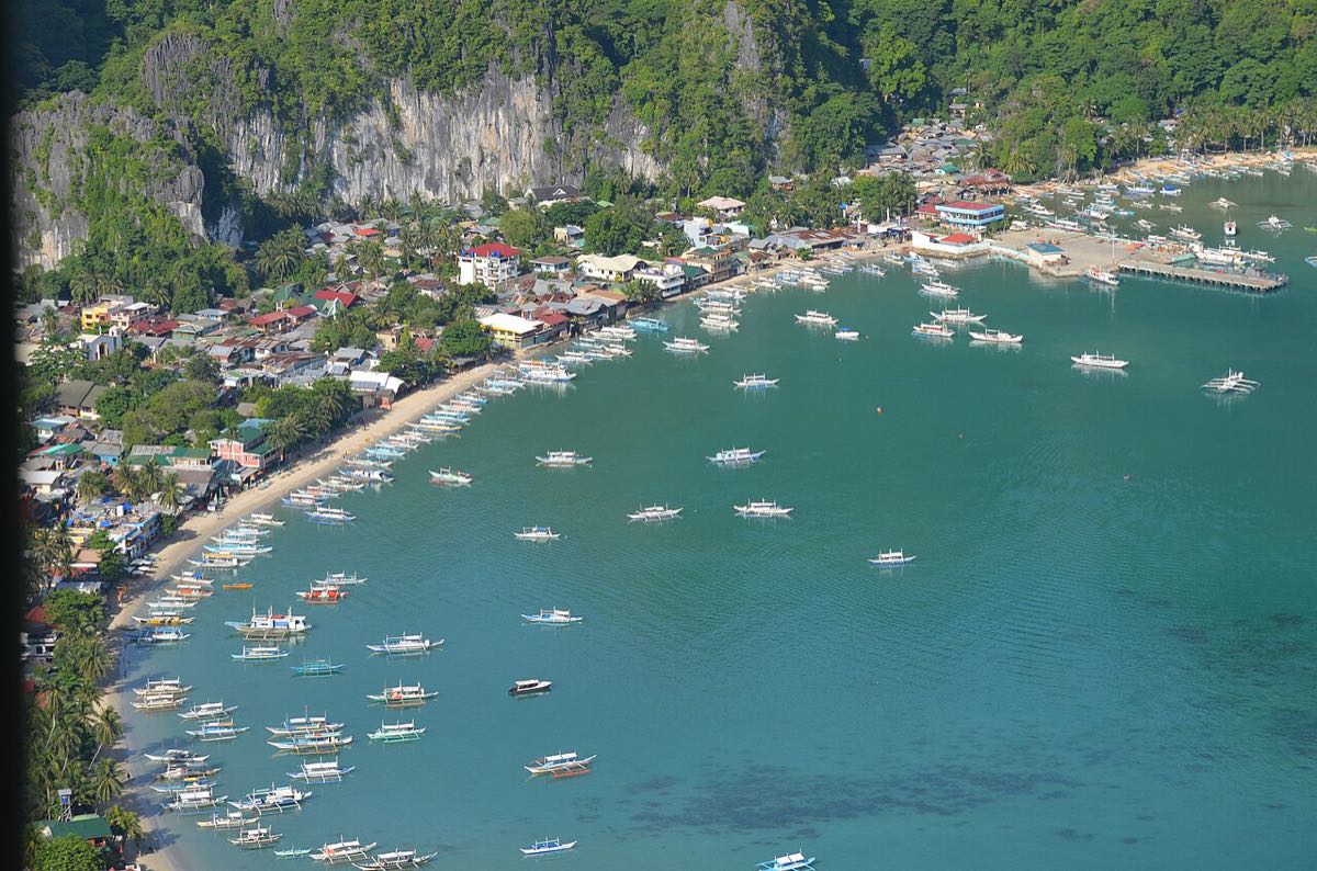 La baie d'El Nido et sa flotte de bangkas : l'étape qui pèse le plus lourd sur deux semaines. Photo : Philippine Fly Boy / CC BY 2.0 via Wikimedia Commons