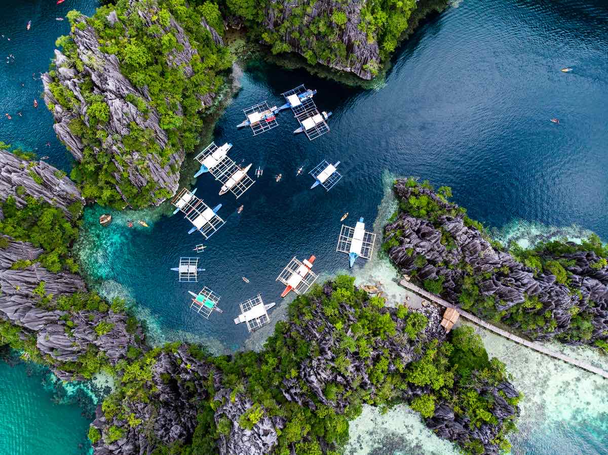 Lagon et bangkas à Palawan, en zone climatique Type I. Photo : Ferdie Cayanga / Pexels