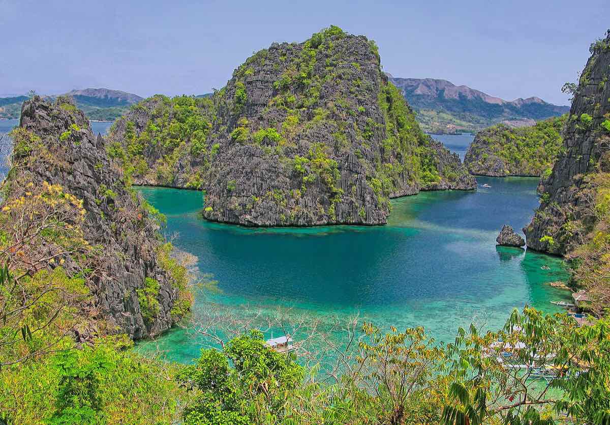 Les pitons karstiques de Coron Island et leurs lagons fermés. Photo : Ray in Manila / CC BY 2.0 via Wikimedia Commons