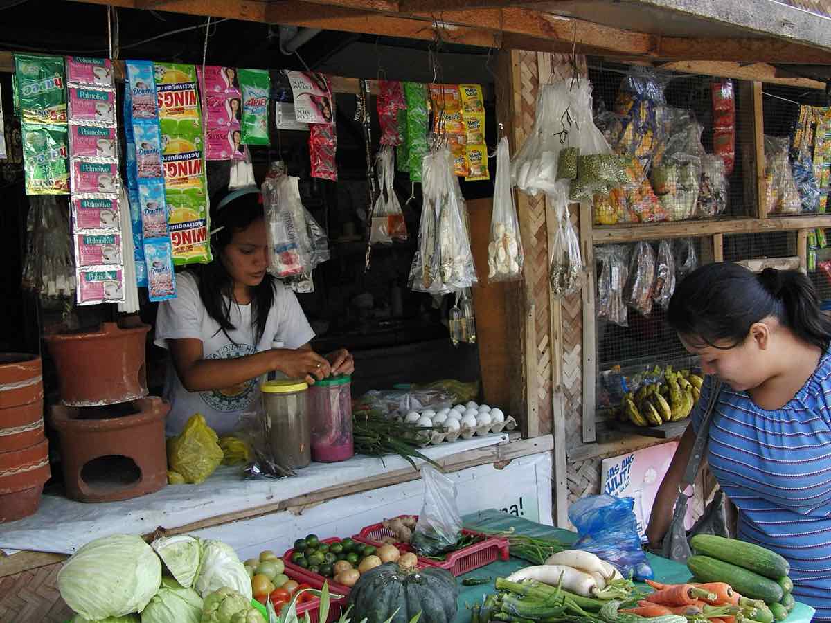 Sari-sari store sur l'île de Samal, près de Davao : ici l'échange se fait en bisaya. Photo : Burgermac / CC BY 2.0 via Wikimedia Commons