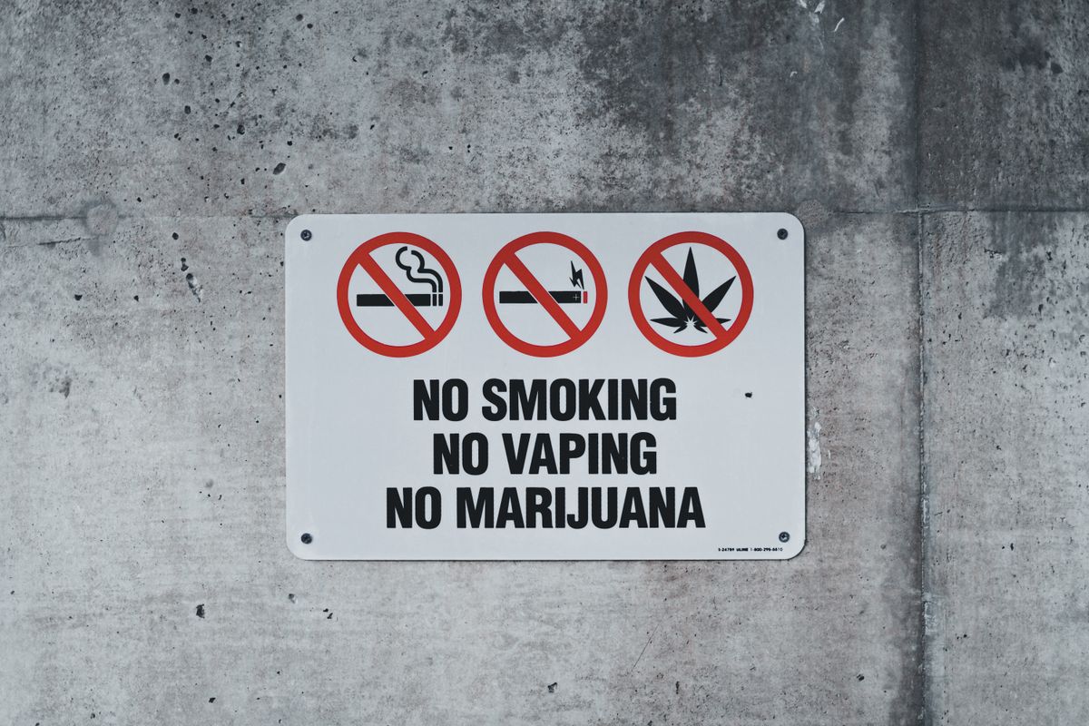 Tabac, vape et cannabis : trois interdits distincts, trois regimes de sanction. Photo : Erik Mclean / Pexels