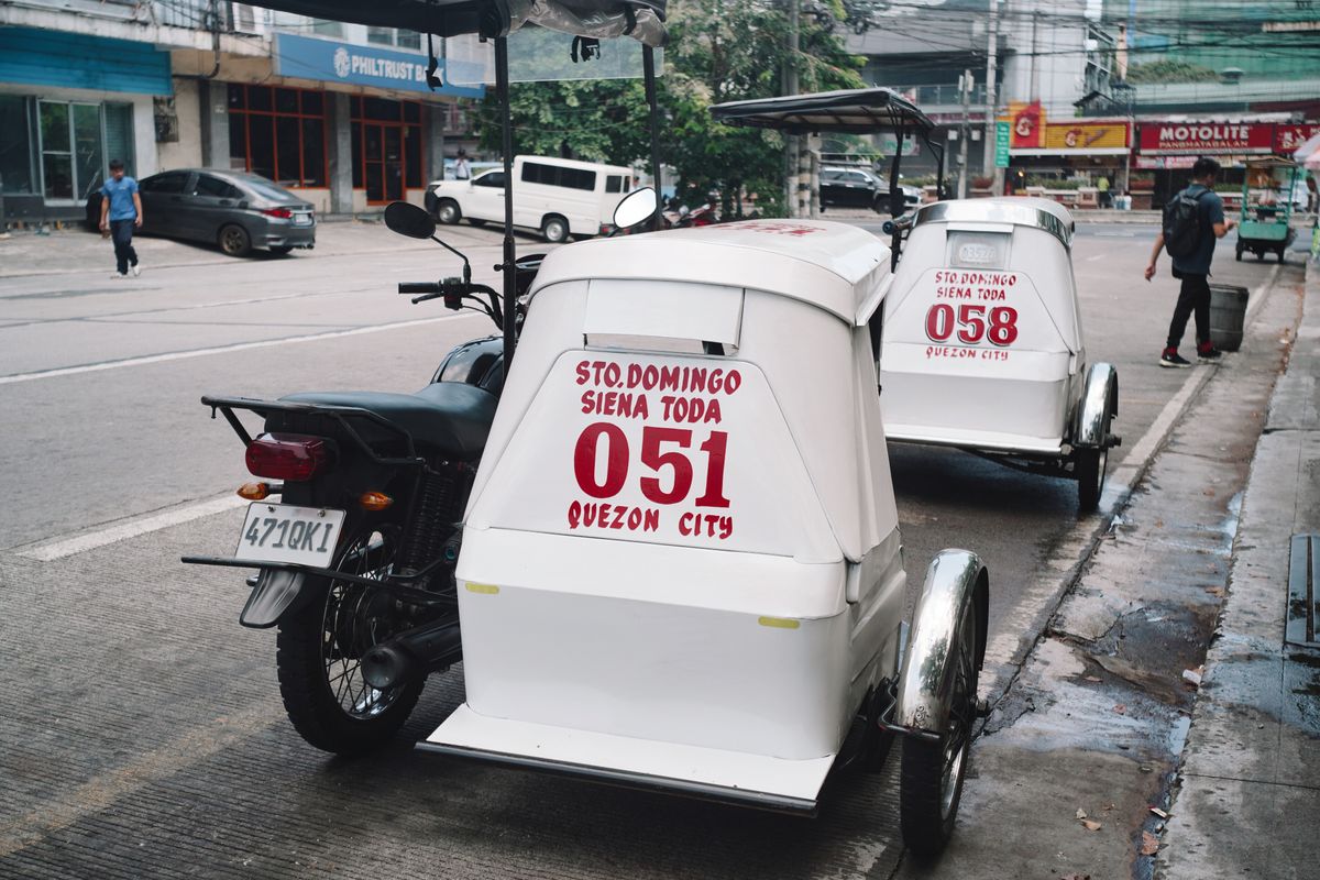 Tricycles en attente à Quezon City : le poste où quelques mots de tagalog ou de cebuano changent le tarif. Photo : Mico Medel / Pexels