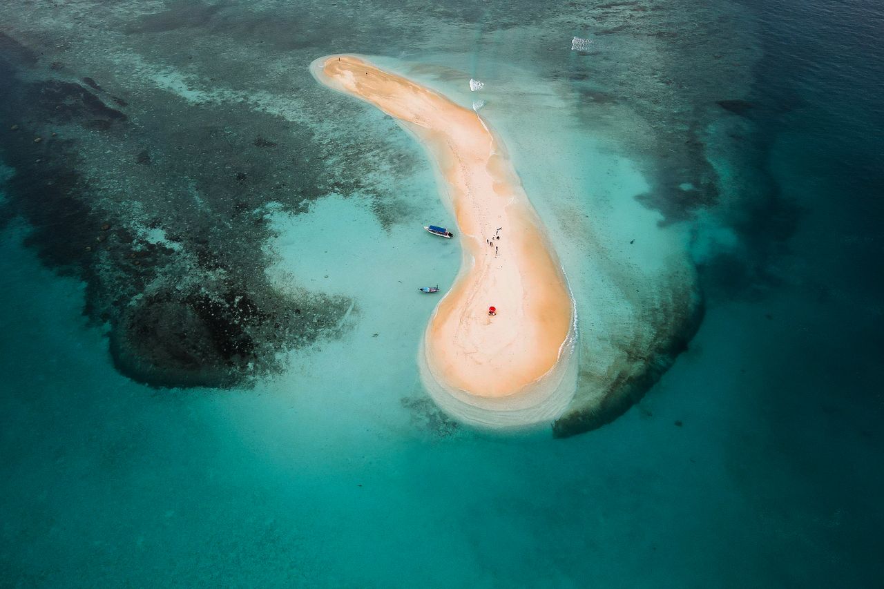 Un banc de sable sans végétation cerné de récif, la silhouette type des îlots de l'island hopping. Photo : Pok Rie / Pexels