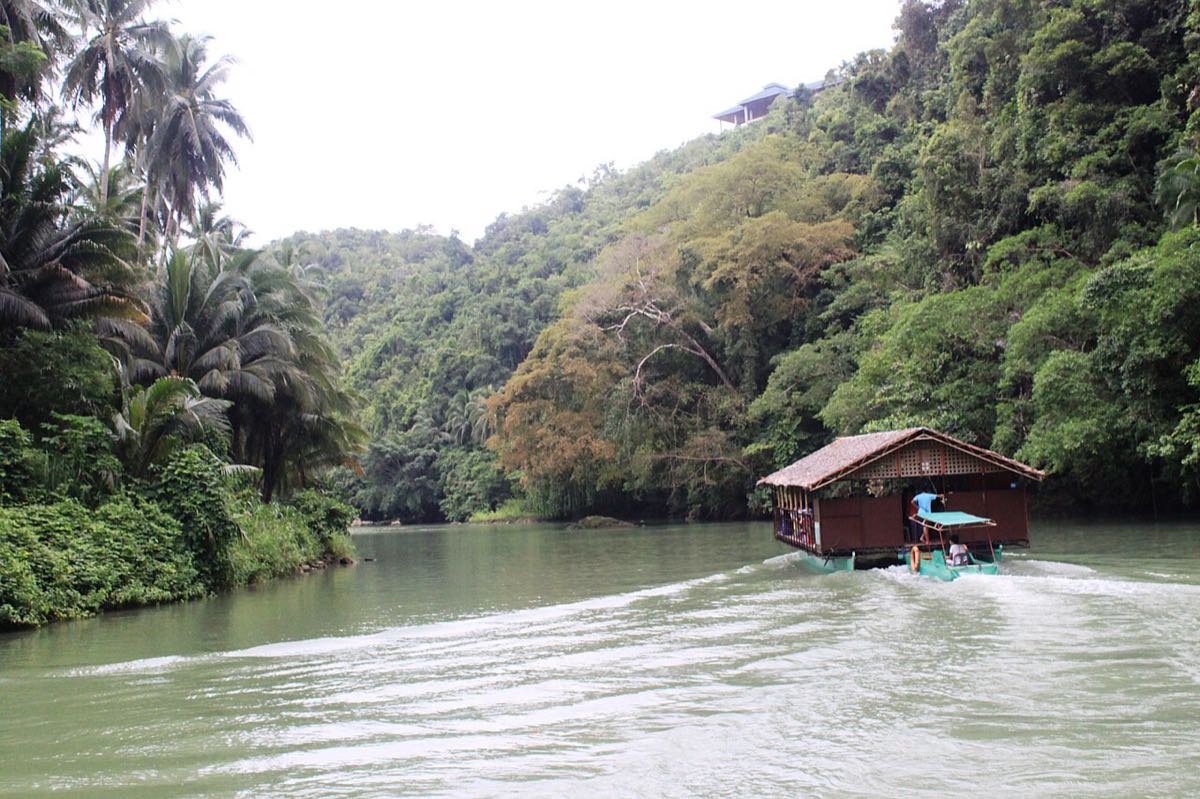 Un bateau-restaurant remonte la rivière Loboc, à Bohol. Photo : Benjamhille / CC BY-SA 3.0 via Wikimedia Commons