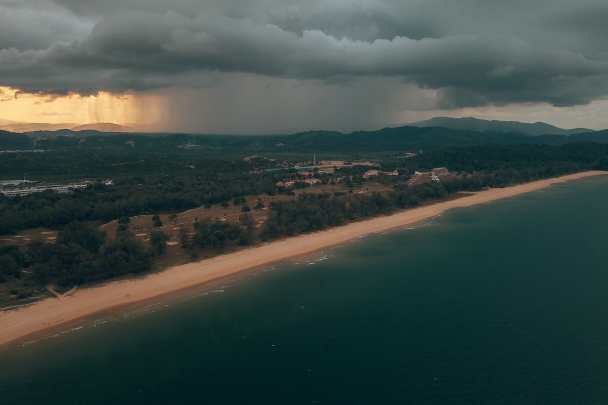 Une averse tropicale sur une côte de l'archipel : la pluie ne suit pas le même calendrier partout. Photo : Pok Rie / Pexels