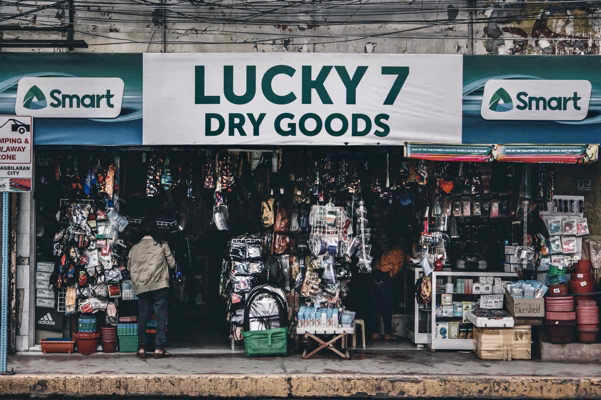Une échoppe philippine où l'on achète une SIM prépayée et du crédit. Photo : Cesan Escuadro / Pexels
