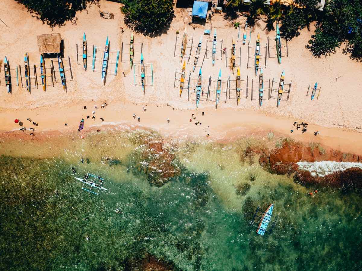 Vue de drone sur une plage de Burgos, aux Philippines : un usage que la CAAP encadre. Photo : Jonathan Robles / Pexels