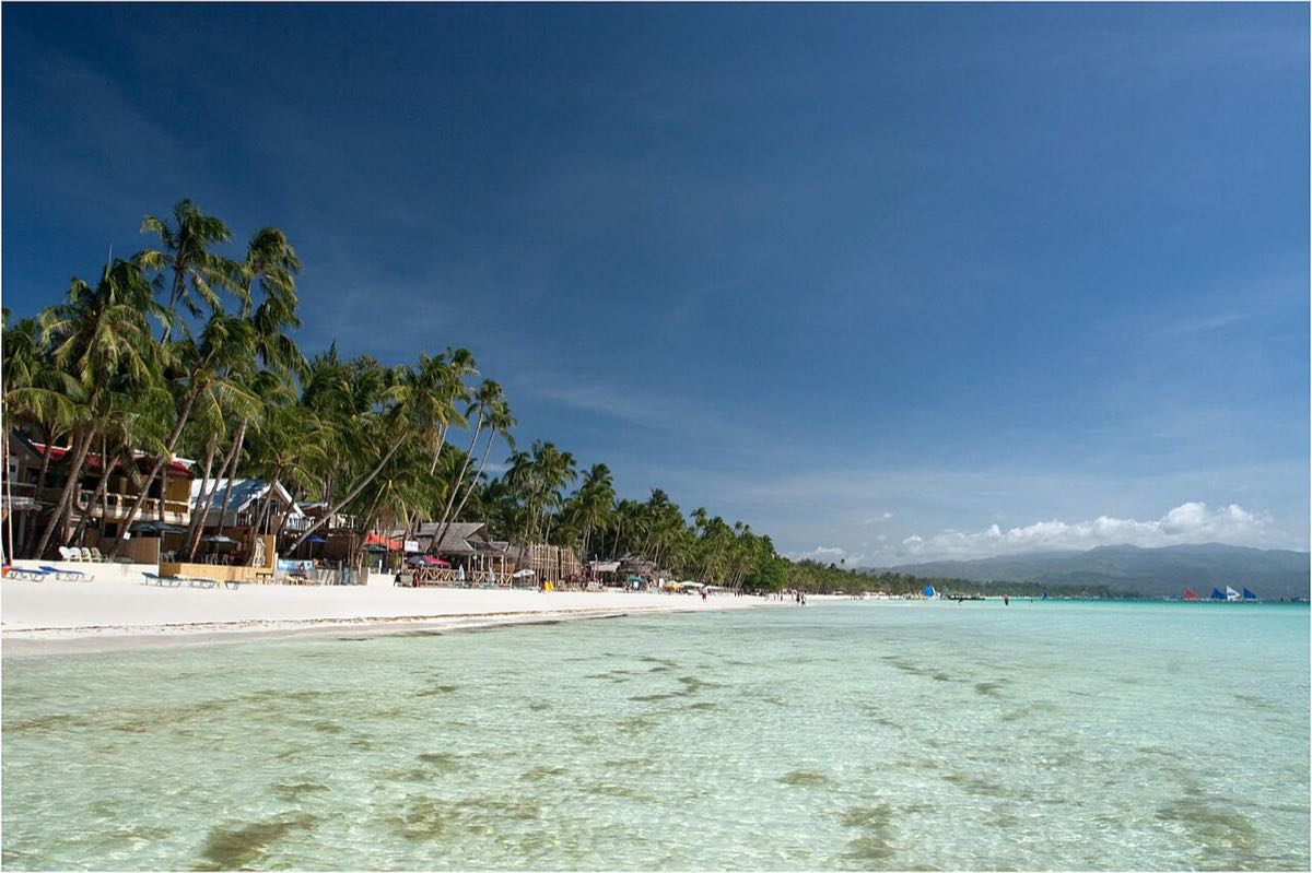White Beach à Boracay : 300 pesos de taxe environnementale et 150 pesos de taxe de terminal avant même de poser le pied sur l'île. Photo : Tuderna / CC BY 3.0 via Wikimedia Commons