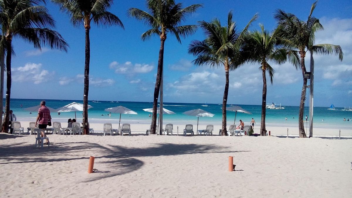 White Beach a Boracay : fumer et boire sur le sable y sont interdits. Image : enmoredo / Pixabay
