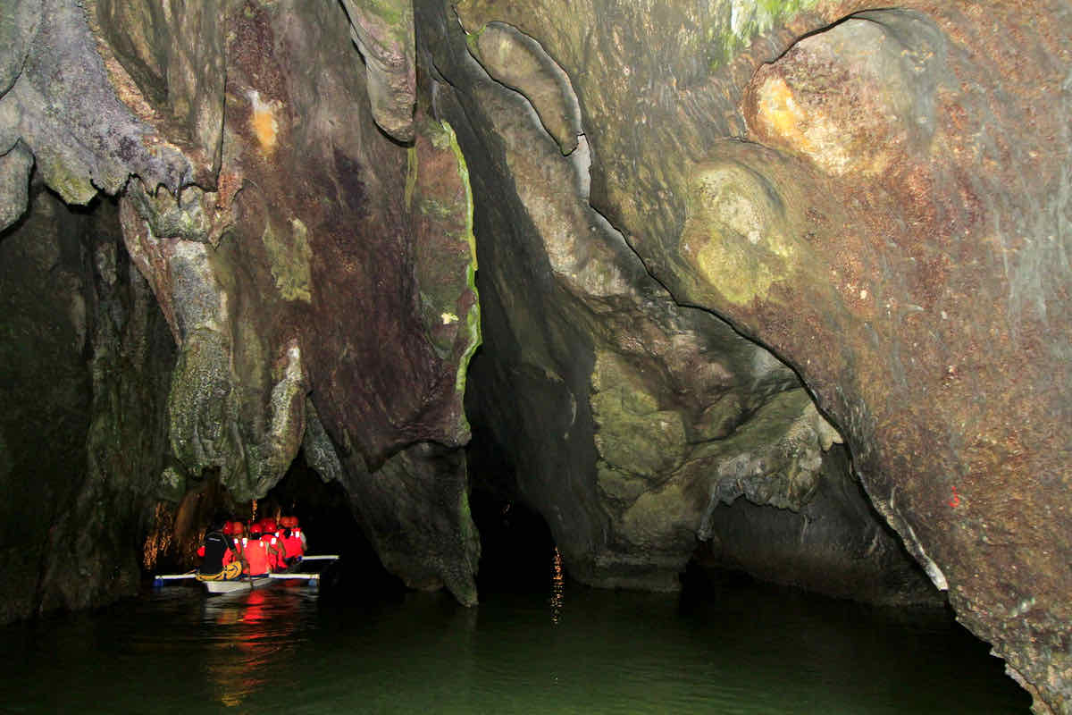 Barque à rame et gilets de sauvetage dans la grotte de la rivière souterraine de Puerto Princesa