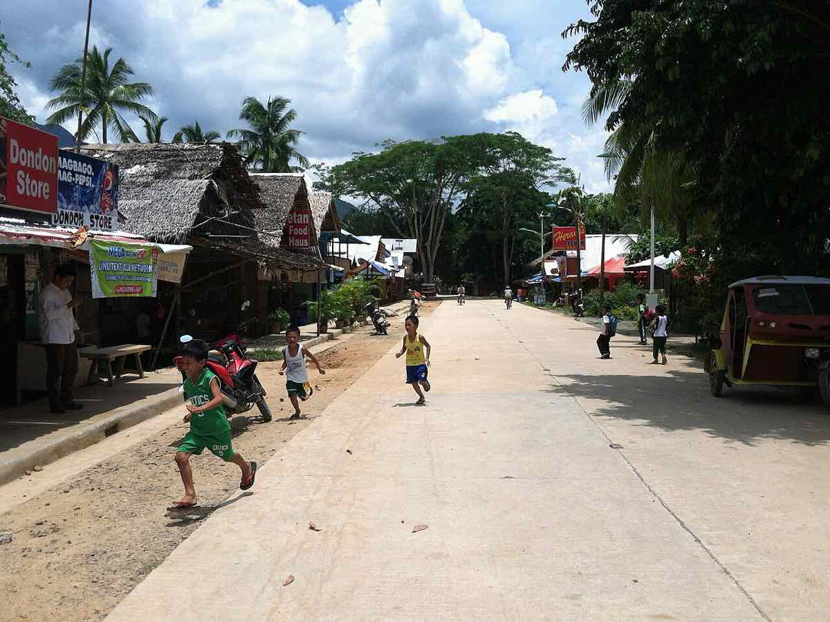 Rue principale du village de Sabang à Palawan, arrivée des vans depuis Puerto Princesa