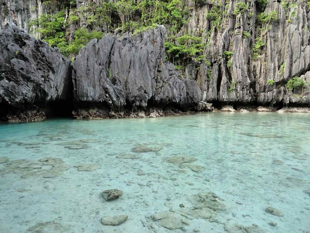 Eau translucide et parois calcaires du Small Lagoon à El Nido