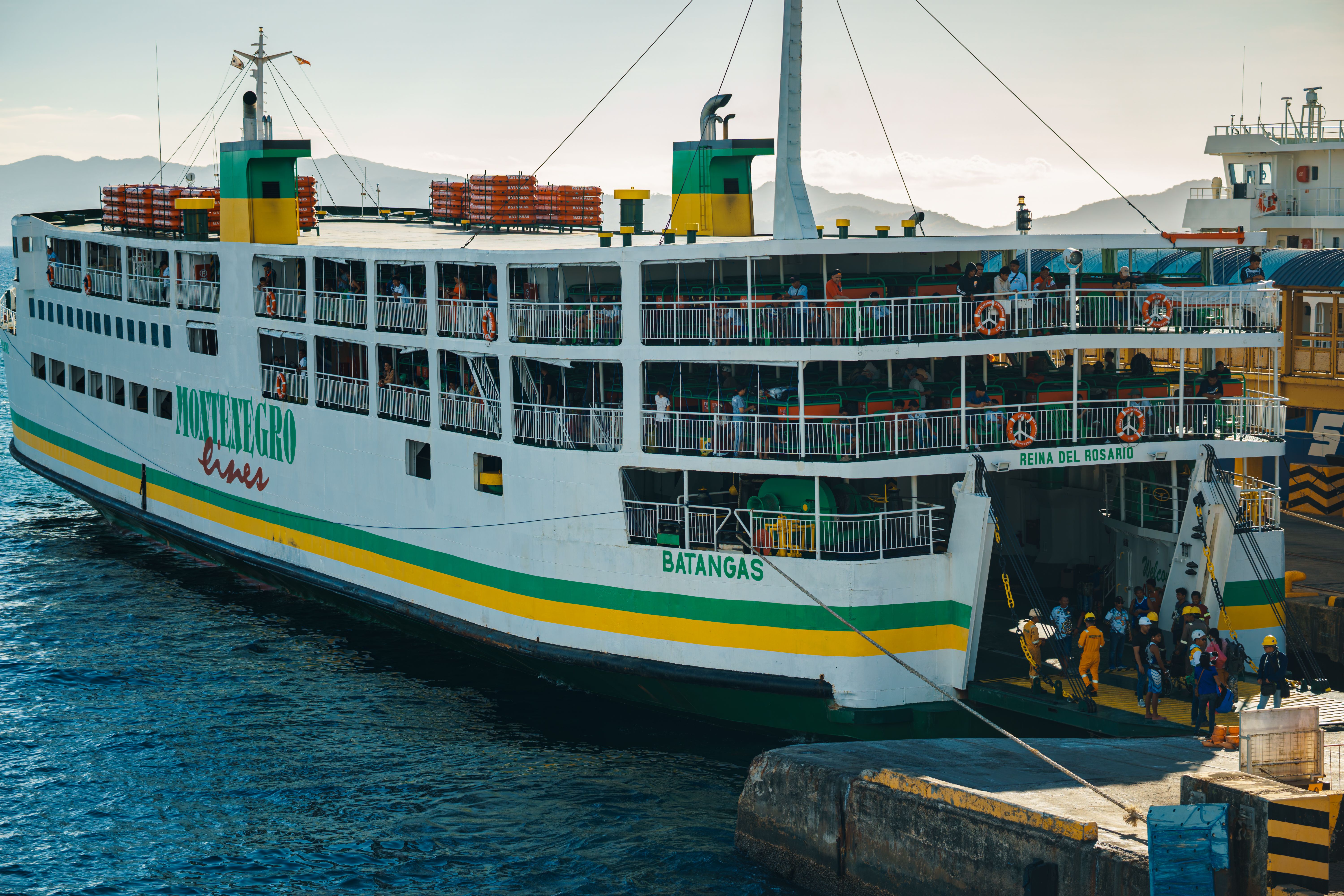 Ferry de passagers à quai au port de Batangas, aux Philippines