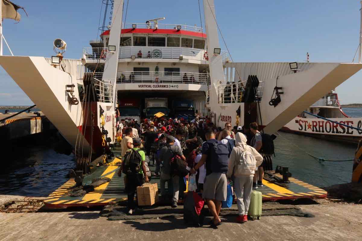 Voyageurs embarquant sur un ferry inter-îles à un terminal maritime philippin