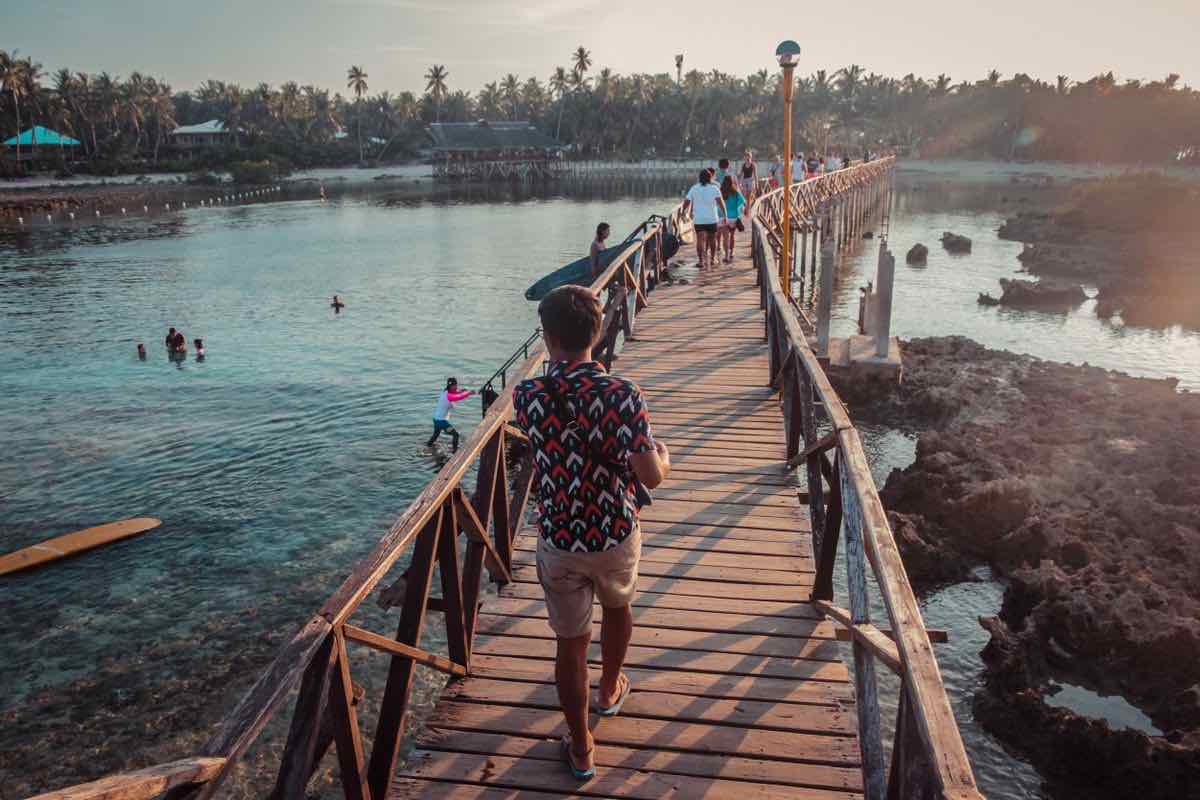 Passerelle en bois au-dessus du lagon à General Luna, île de Siargao, Philippines