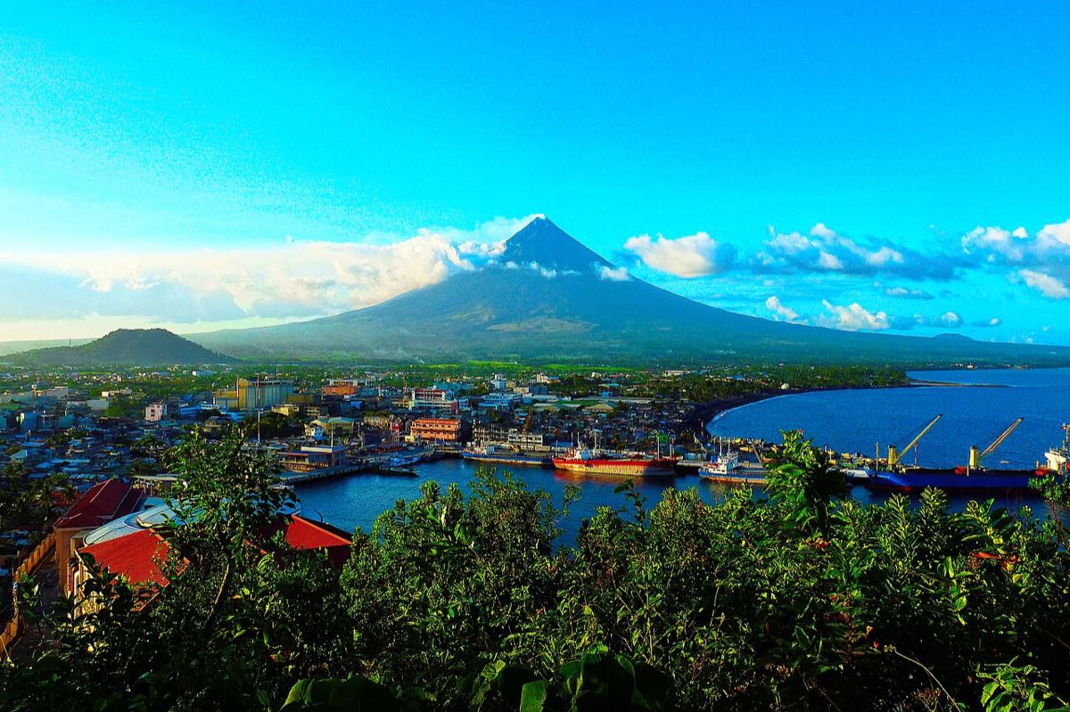 Le volcan Mayon et son cône régulier vu depuis la baie de Legazpi, province d'Albay