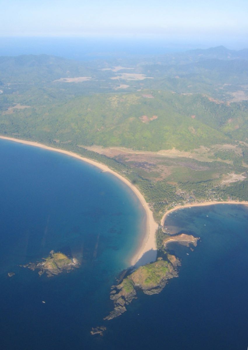 Vue aérienne des Twin Beaches : la grande courbe de Nacpan et la petite baie de Calitang séparées par un cap