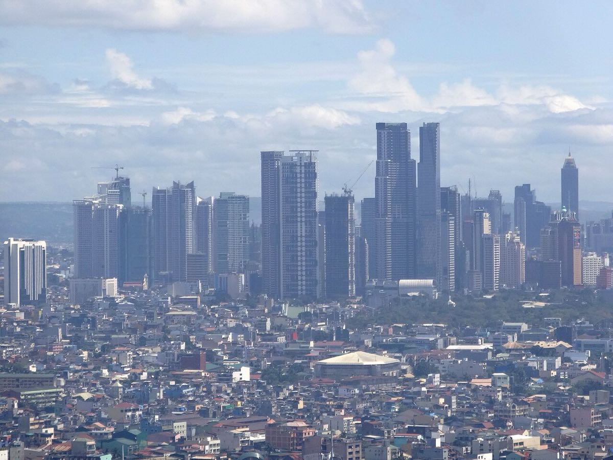 Skyline de Makati vue depuis les quartiers populaires de Manille